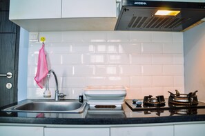 Room | Private kitchen | Fridge, stovetop, cookware/dishes/utensils - Pleasant Studio At Baileys Apartment (South Tangerang)