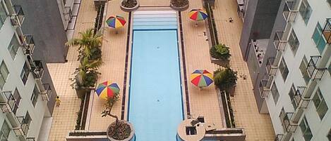 สระว่ายน้ำกลางแจ้ง