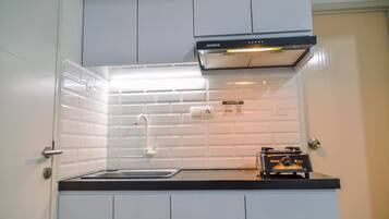 Room | Private kitchen | Fridge, stovetop, cookware/dishes/utensils