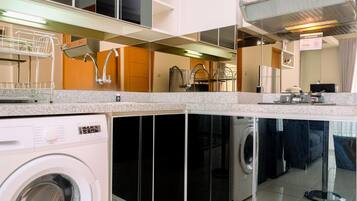 Quarto | Cozinha privada | Geladeira, cooktop, chaleira elétrica