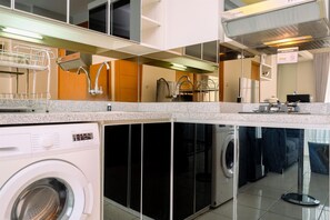 Habitació | Cuina privada | Frigorífic, placa de cuina i bullidora elèctrica 