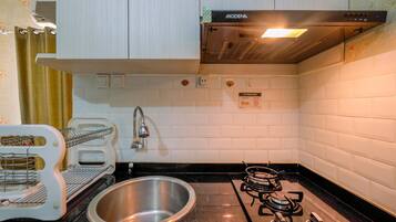 Kamar | Dapur pribadi | Lemari es, kompor, dan peralatan masak/sendok-piring