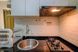 Værelse | Privat køkken | Køleskab, kogeplade, køkkentøj/tallerkener/redskaber