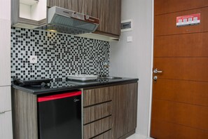 Room | Private kitchen | Fridge, stovetop, cookware/dishes/utensils - Homey And Simple Studio Apartment At Taman Melati Margonda (Depok)