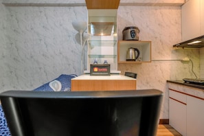Private kitchen - Homey And Simply 2Br Apartment At Cinere Resort (Depok)