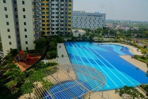 Outdoor pool - Comfy With Modern Style Springlake Summarecon Studio Apartment (Bekasi)