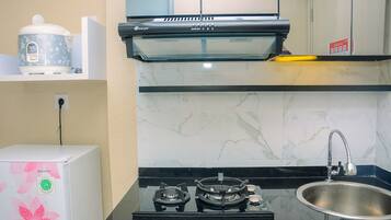 Camera | Cucina privata | Frigorifero, piano cottura, pentole/stoviglie/utensili