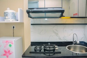 Private kitchen - Comfy With Modern Style Springlake Summarecon Studio Apartment (Bekasi)