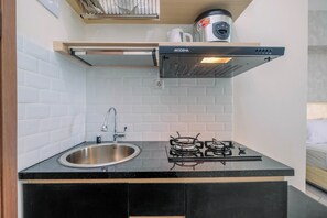 Private kitchen - Comfy And Stylish Studio Podomoro Golf View Apartment By Travelio (Gunung Putri)
