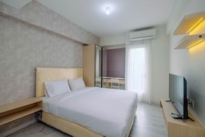 1 bedroom, free WiFi, bed sheets - Comfy And Stylish Studio Podomoro Golf View Apartment By Travelio (Gunung Putri)