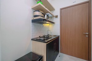 Kamer | Privékeuken | Een koelkast, een kookplaat, kookgerei, borden en bestek