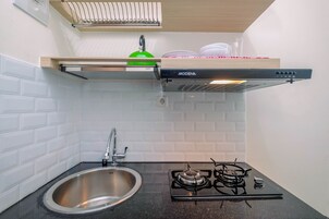 Habitación | Cocina privada | Frigorífico, placa de cocina y utensilios de cocina