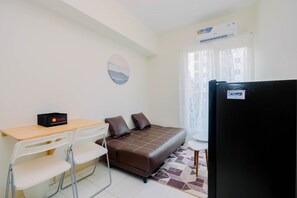 Interior - Homey 2Br Apartment At Podomoro Golf View By Travelio (Gunung Putri)