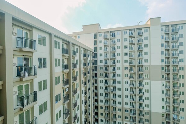 Exterior - Homey 2Br Apartment At Podomoro Golf View By Travelio (Gunung Putri)