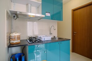 Private kitchen - New Furnished 2Br Apartment At Podomoro Golf View By Travelio (Gunung Putri)