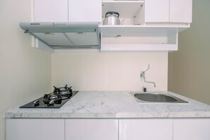 Private kitchen - Comfy 2Br With Modern Style Podomoro Golf View Apartment By Travelio (Gunung Putri)