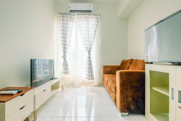 TV - Comfy 2Br With Modern Style Podomoro Golf View Apartment By Travelio (Gunung Putri)