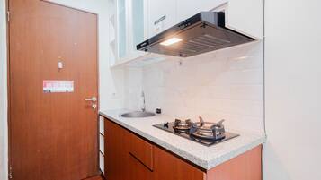 Refrigerador, placa de cocina, utensilios de cocina