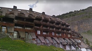 A multi-story wooden chalet with balconies, set in a mountainous area. - Renovated triplex apt for 7 in Avoriaz, terrace, ski locker (Avoriaz)