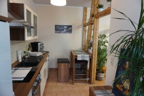 Een koelkast, een magnetron, een oven