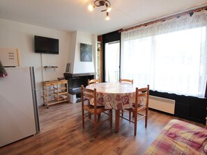 Dining - Cozy 2-Room Apt for 4 - Ski Access, Balcony, Parking, Near Shops in Carroz (Les Carroz d'Arâches)