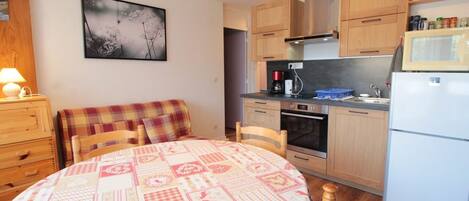 Een microgolfoven, een vaatwasser