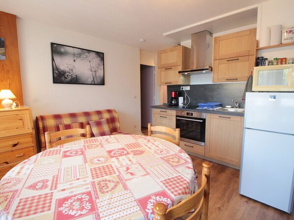 Microwave, dishwasher - Cozy 2-Room Apt for 4 - Ski Access, Balcony, Parking, Near Shops in Carroz (Les Carroz d'Arâches)