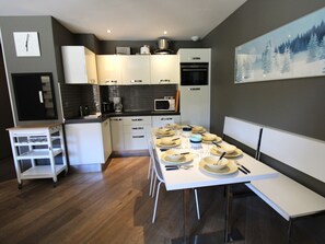 Kühlschrank, Mikrowelle, Ofen, Geschirrspüler