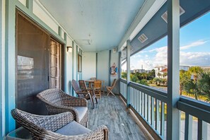 Outdoor dining - 🌊Gorgeous Harbor Views ~ 175 Yards to Beach ~ 2 Balconies ~ 2BR Blue Paradise (Destin)
