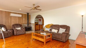 TV, fireplace - Wayila - Riverfront - Pet Friendly (Hawks Nest)