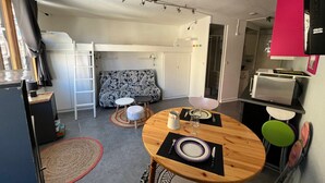 A compact living space with a dining area, kitchenette, and a sofa. - Renovated apartment for 4 in Avoriaz with wifi (Avoriaz)