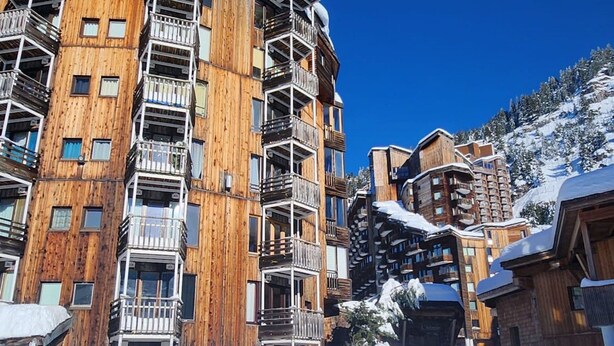 A multi-story wooden building with balconies, surrounded by snow. - Renovated apartment for 4 in Avoriaz with wifi (Avoriaz)