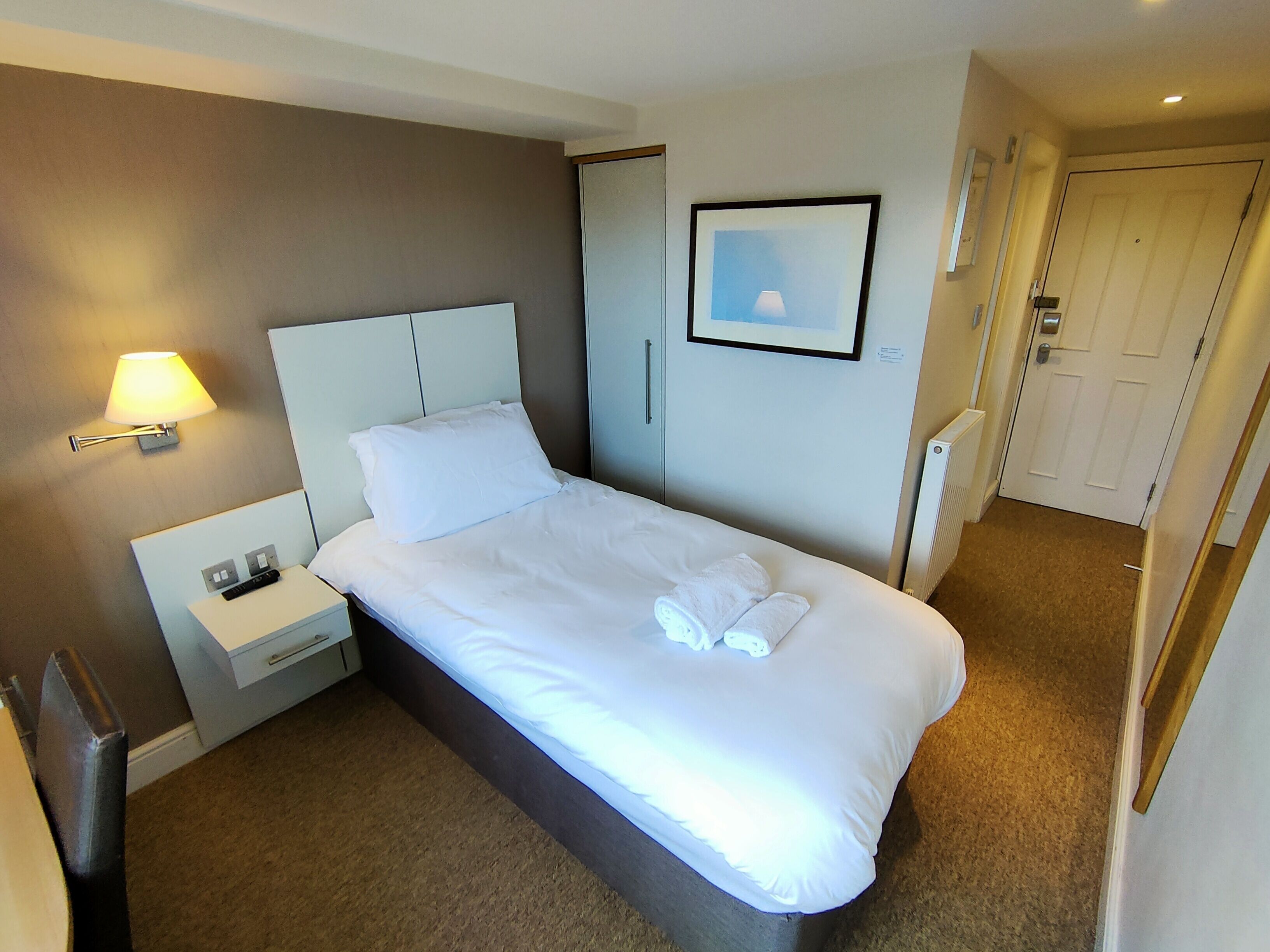 single room | desk, iron/ironing board, free wifi, bed sheets