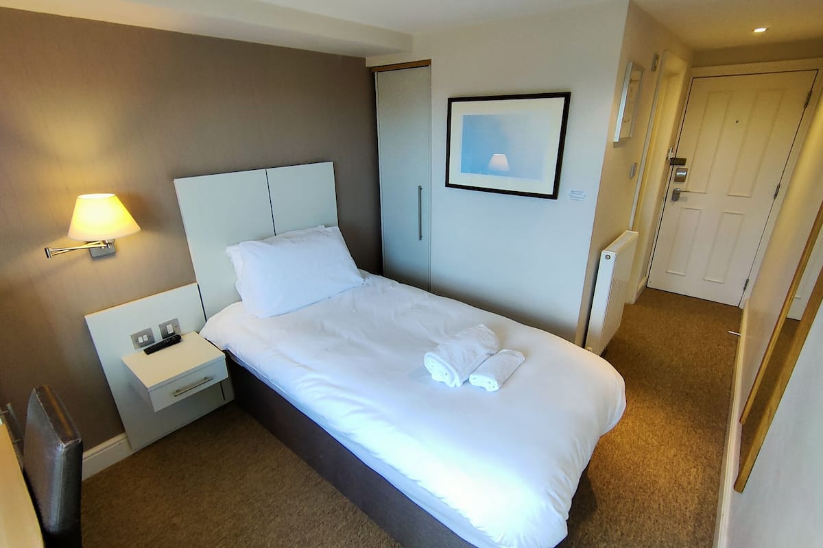 single room | desk, iron/ironing board, free wifi, bed sheets