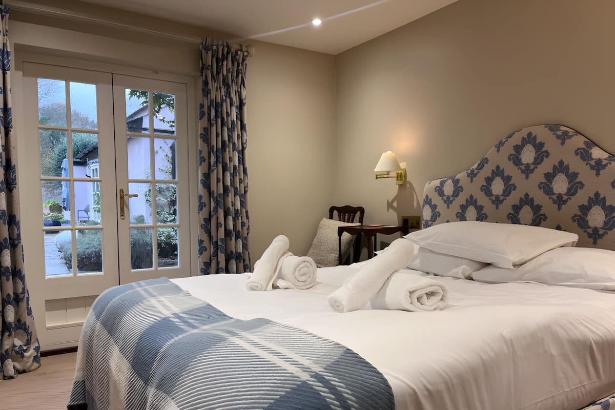 Quarto exclusivo | Escrivaninha, ferros/tábuas de passar roupa, Wi-Fi de cortesia
