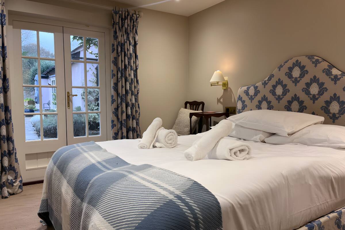 exclusive room | desk, iron/ironing board, free wifi, bed sheets