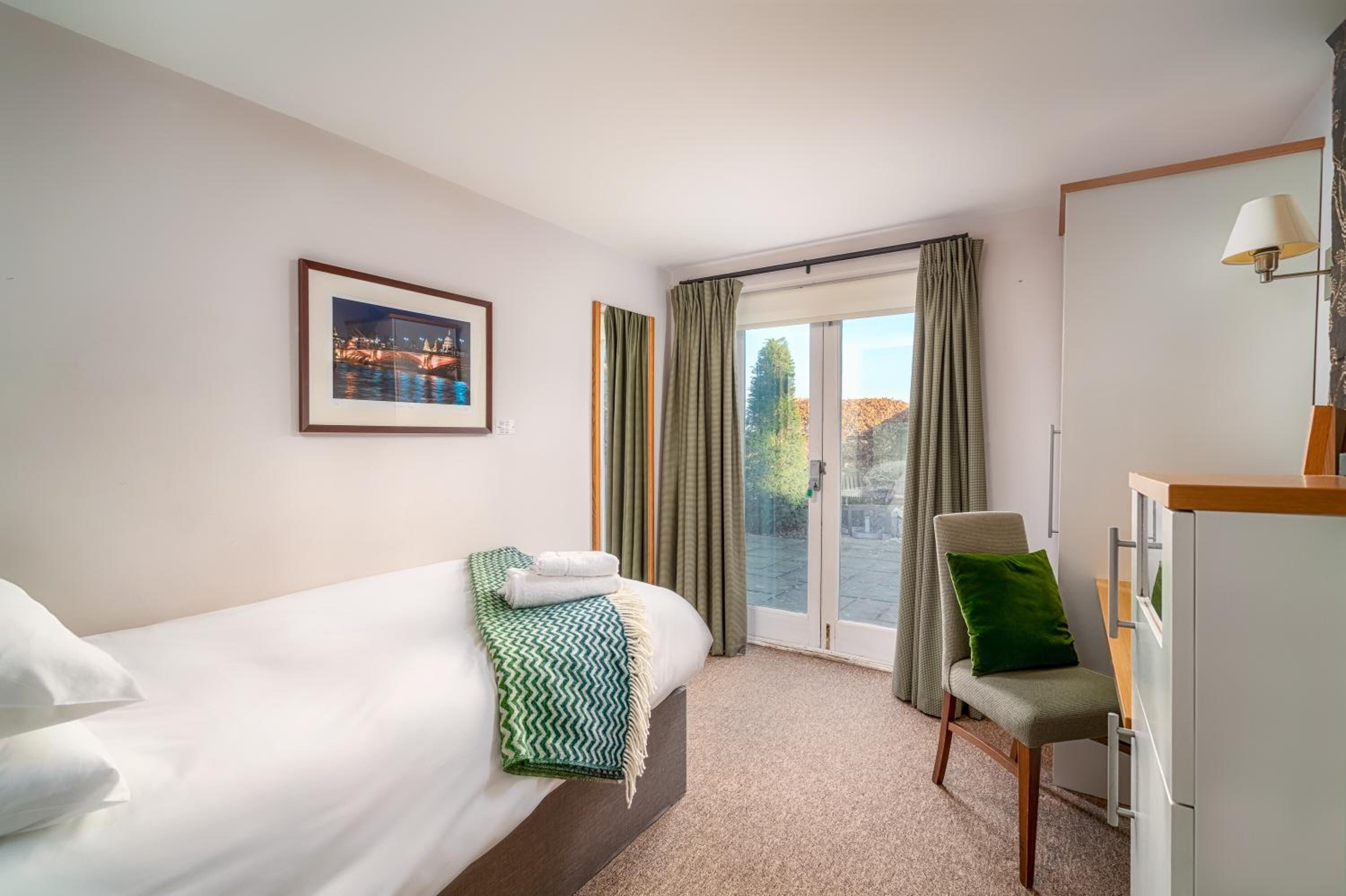 single room | desk, iron/ironing board, free wifi, bed sheets