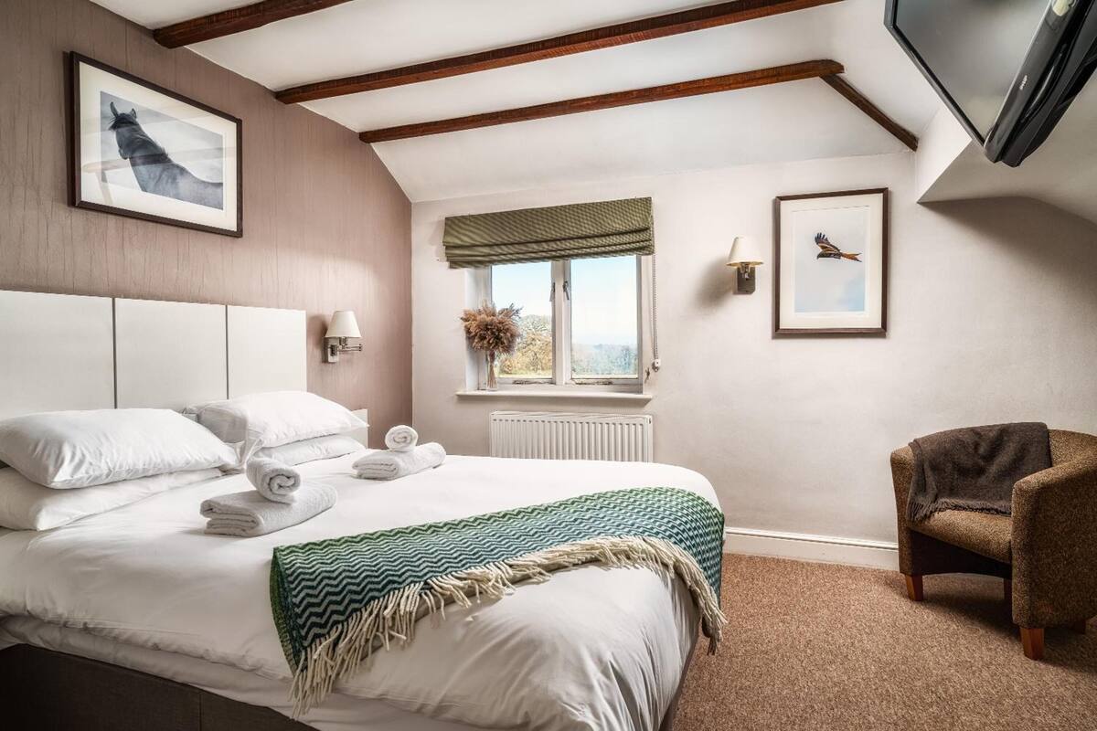 basic double room | desk, iron/ironing board, free wifi, bed sheets