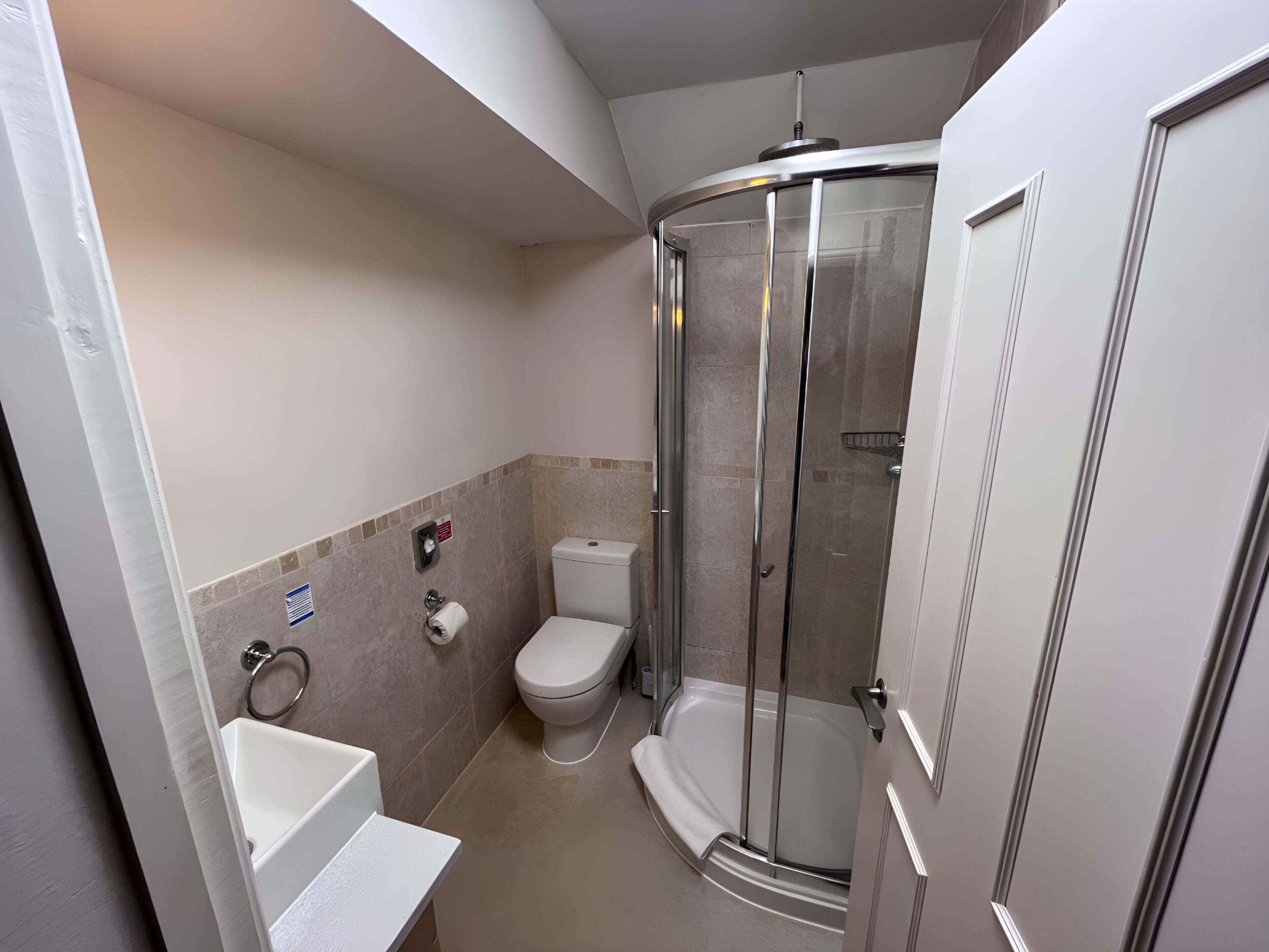 basic double room | bathroom | free toiletries, hair dryer, towels, toilet paper