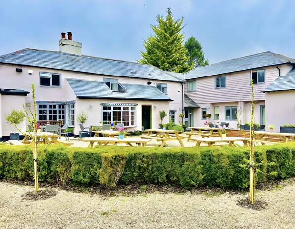 Desk, iron/ironing board, free WiFi, bed sheets - The Chilterns Fox (High Wycombe)