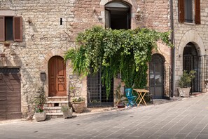 Exterior detail - Apartment with a view of the Basilica of St. Clare, historic center of Assisi (Assisi)