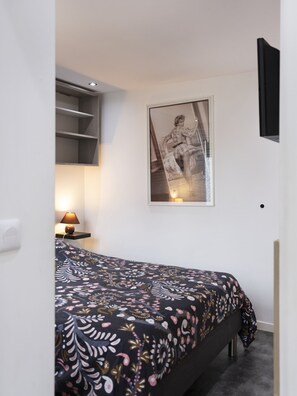 1 habitación, tabla de planchar con plancha, wifi gratis y ropa de cama
