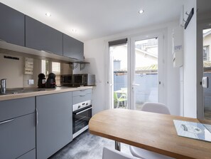 Een koelkast, een microgolfoven, een oven, een vaatwasser