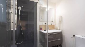 Douche, sèche-cheveux
