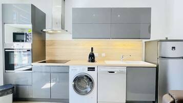 Een koelkast, een microgolfoven, een oven, een vaatwasser