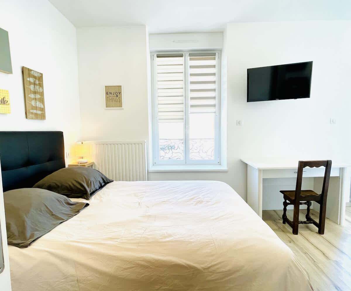 1 chambre, fer et planche à repasser, accès au Wi-Fi (inclus)