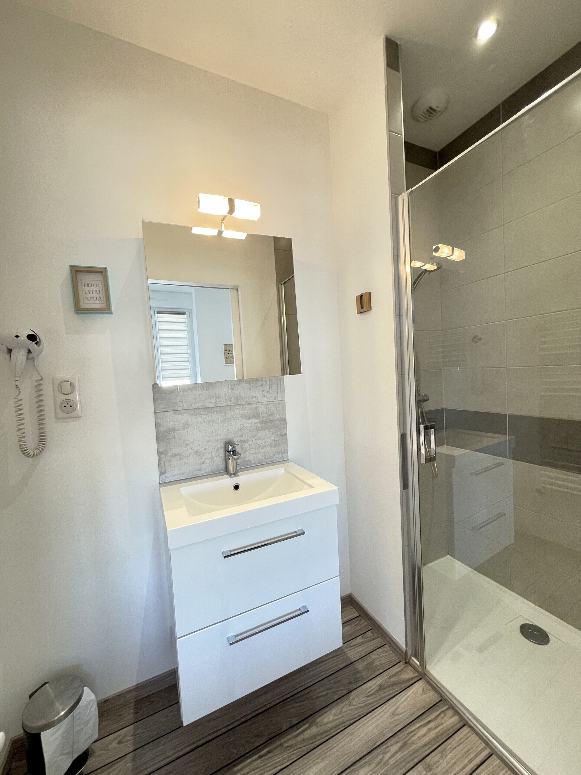 Dusj, hårføner og håndklær