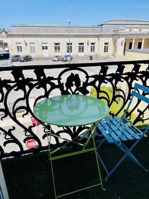 Outdoor dining - Romy Schneider: Charming one bedroom flat in the heart of the city (parking and balcony) (Vittel)
