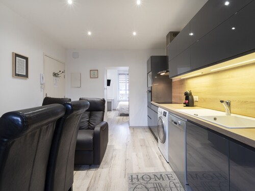 Alain Delon : Charming one bedroom apartment in the city center (with parking and terrace)