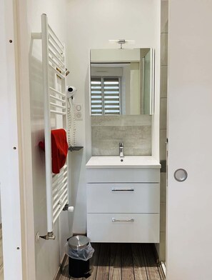 Dusche, Haartrockner, Handtücher